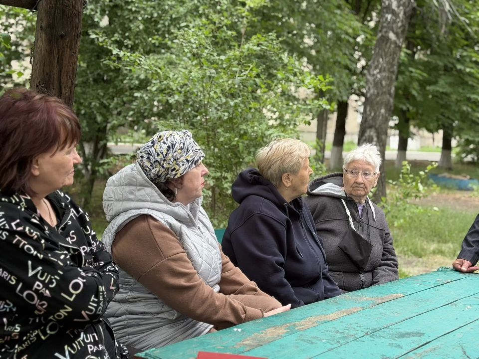 Денис Зубов: Встреча с жителями. 27 мая временно исполняющий полномочия главы муниципального образования городской округ Иловайск – Кузнецов Александр Васильевич встретился в жителями дома №7 по ул. Ярославского Денис Зубов: Встреча с жителями. 27 мая временно исполняющий полномочия главы муниципального образования городской округ Иловайск – Кузнецов Александр Васильевич встретился в жителями дома №7 по ул. Ярославского