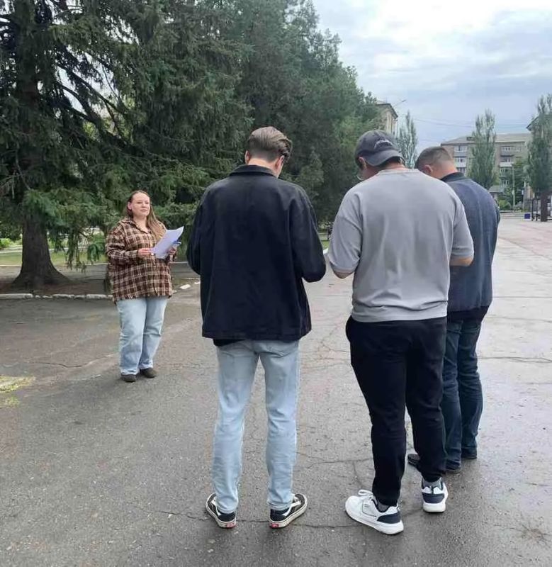 27 мая в городском округе Торез Донецкой Народной Республики состоялась встреча представителей местной администрации и ОМВД России «Торезский» с трудовыми мигрантами, работающими на территории округа