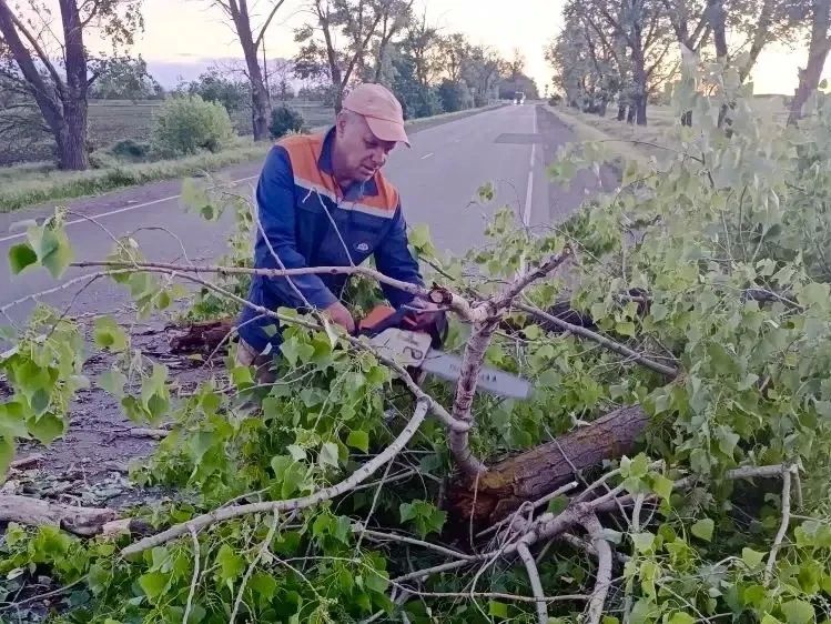 #СОДЕРЖАНИЕ_СВОД за сутки. Заботимся о вашей безопасности – продолжаем мероприятия по приведению к нормативному состоянию элементов дорожной инфраструктуры Так, за минувшие сутки дорожники: установили новые дорожные знаки на... #СОДЕРЖАНИЕ_СВОД за сутки. Заботимся о вашей безопасности – продолжаем мероприятия по приведению к нормативному состоянию элементов дорожной инфраструктуры Так, за минувшие сутки дорожники: установили новые дорожные знаки на...
