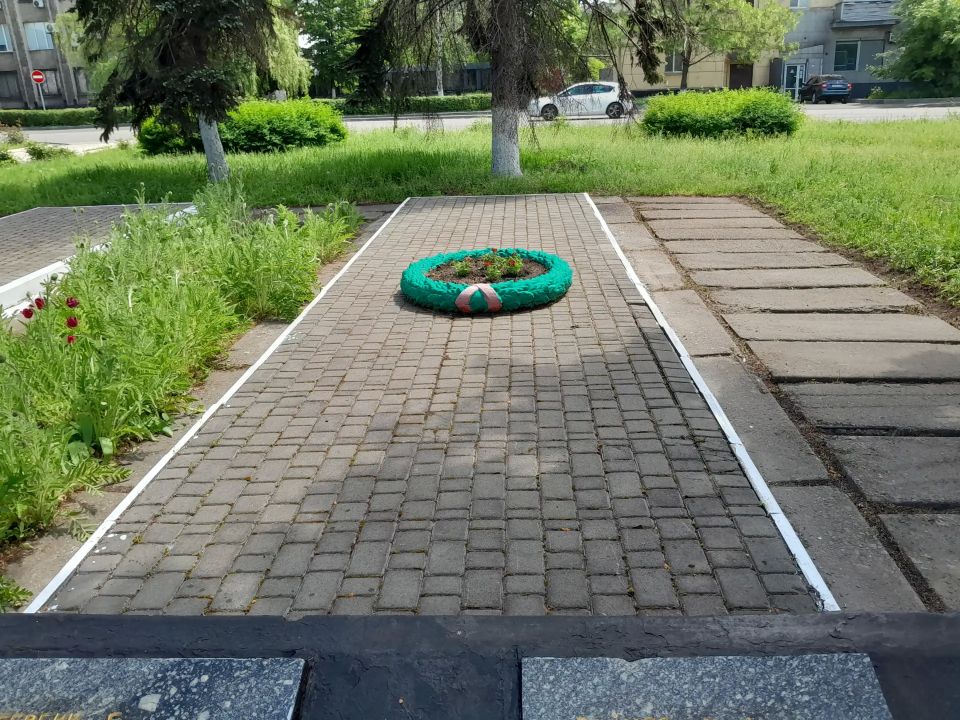 Маленькие добрые дела.. В рамках партийной акции «Маленькие добрые дела» сотрудники МБУ «ЦБС г.о. Дебальцево» привели в порядок братскую могилу погибших жителей города во время оккупации немецкими войсками, а также... Маленькие добрые дела.. В рамках партийной акции «Маленькие добрые дела» сотрудники МБУ «ЦБС г.о. Дебальцево» привели в порядок братскую могилу погибших жителей города во время оккупации немецкими войсками, а также...