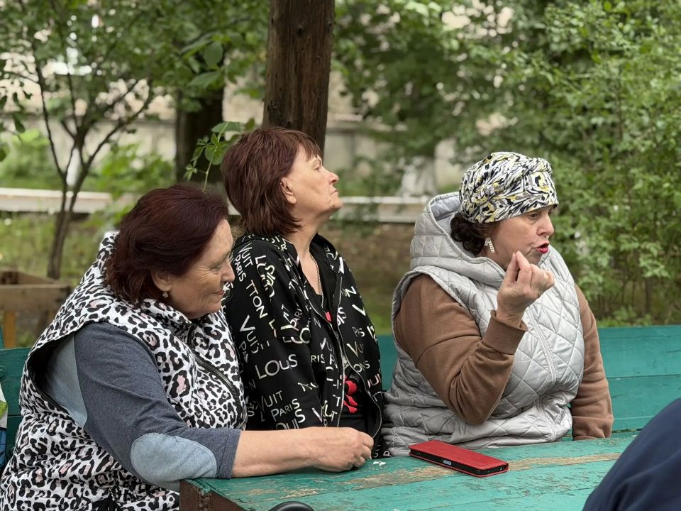 Денис Зубов: Встреча с жителями. 27 мая временно исполняющий полномочия главы муниципального образования городской округ Иловайск – Кузнецов Александр Васильевич встретился в жителями дома №7 по ул. Ярославского Денис Зубов: Встреча с жителями. 27 мая временно исполняющий полномочия главы муниципального образования городской округ Иловайск – Кузнецов Александр Васильевич встретился в жителями дома №7 по ул. Ярославского