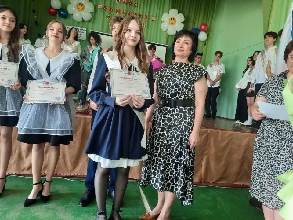 26 мая Глава Тельмановского округа Наталья Великодная посетила торжественную линейку, посвящённую Последнему звонку, в школе села Гранитное 26 мая Глава Тельмановского округа Наталья Великодная посетила торжественную линейку, посвящённую Последнему звонку, в школе села Гранитное