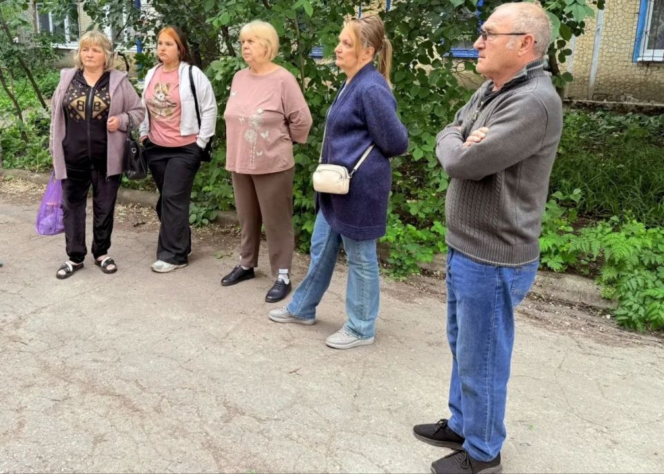 Иван Адамец: В доме № 159 на улице Куйбышева прошла встреча жителей с управляющим делами администрации городского округа Донецк Юлией Сницарь и представителями Единого регионального фонда по обслуживанию МКД Иван Адамец: В доме № 159 на улице Куйбышева прошла встреча жителей с управляющим делами администрации городского округа Донецк Юлией Сницарь и представителями Единого регионального фонда по обслуживанию МКД