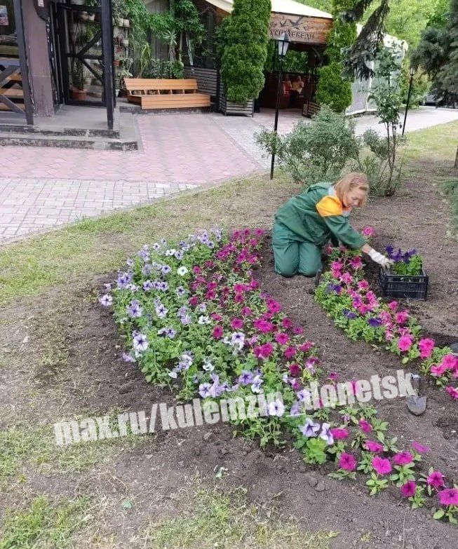 Алексей Кулемзин: Сотрудники предприятия «Зелёное строительство» продолжают благоустройство города Алексей Кулемзин: Сотрудники предприятия «Зелёное строительство» продолжают благоустройство города