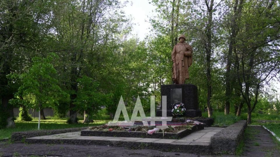 Сотни безымянных под одним памятником Сотни безымянных под одним памятником