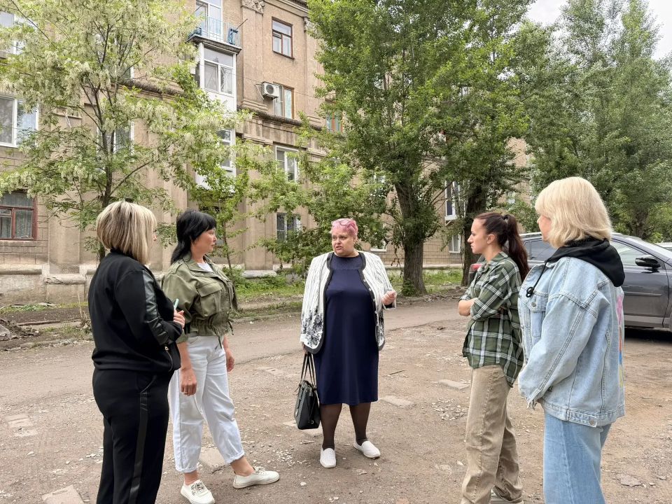 В рамках поручения Главы ДНР Дениса Пушилина, сегодня, 27 мая, спикер-активист, председатель ТОС «Ясиновец» Валентина Карпова провела встречу с жителями района на подведомственной территории по ул. Циолковского, 12