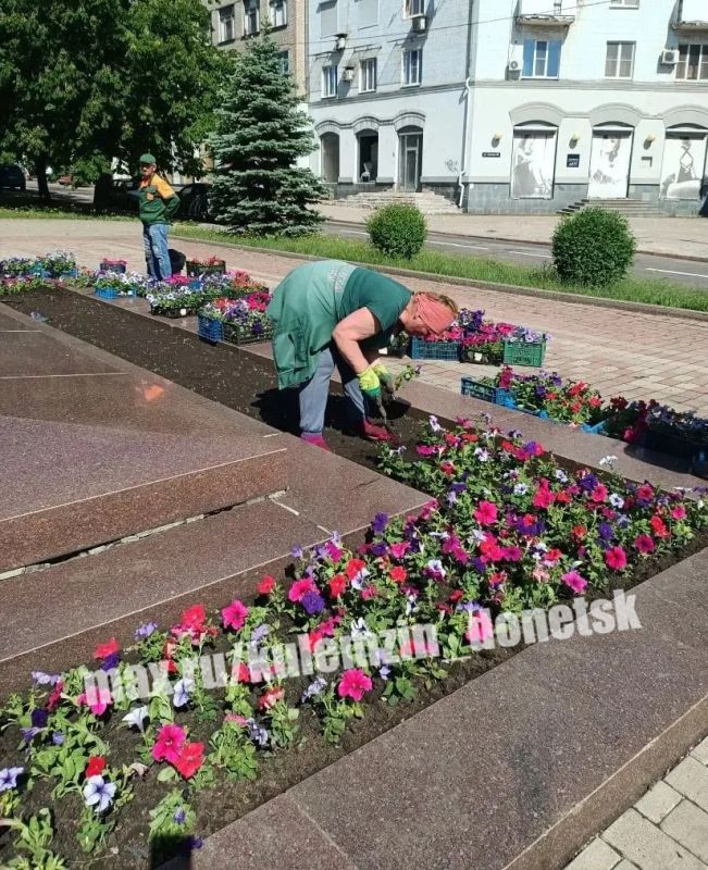 Алексей Кулемзин: Сотрудники предприятия «Зелёное строительство» продолжают благоустройство города Алексей Кулемзин: Сотрудники предприятия «Зелёное строительство» продолжают благоустройство города