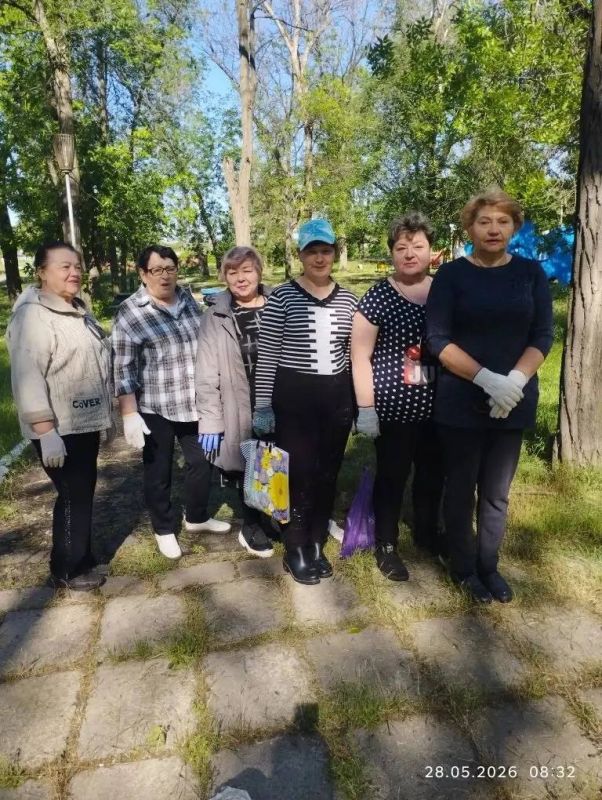 Сегодня, 28 мая, акцию «Маленькие добрые дела», поддержали представители МКУ «ЦООС» отдела по взаимодействию с жителями г.Моспино, осуществив уборку травы на памятнике "Погибшим жителями г. Моспино" и в сквере по ул....