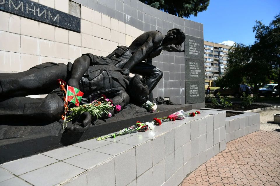Сегодня возложила цветы к Памятнику погибшим воинам-интернационалистам Сегодня возложила цветы к Памятнику погибшим воинам-интернационалистам