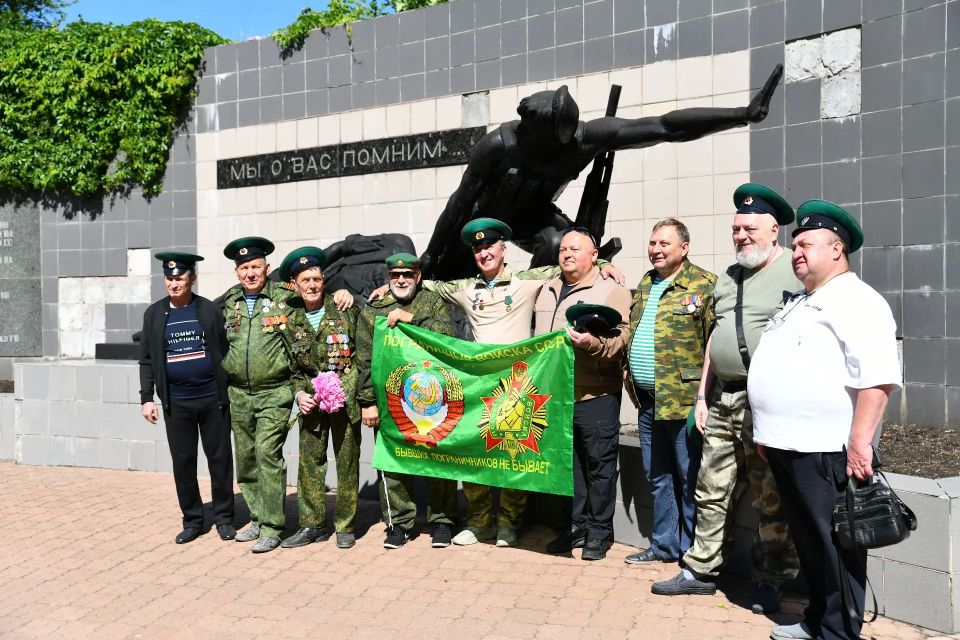 Сегодня возложила цветы к Памятнику погибшим воинам-интернационалистам Сегодня возложила цветы к Памятнику погибшим воинам-интернационалистам