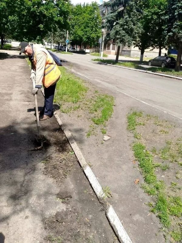 Коммунальщики Снежного продолжают благоустраивать территории общего пользования Коммунальщики Снежного продолжают благоустраивать территории общего пользования