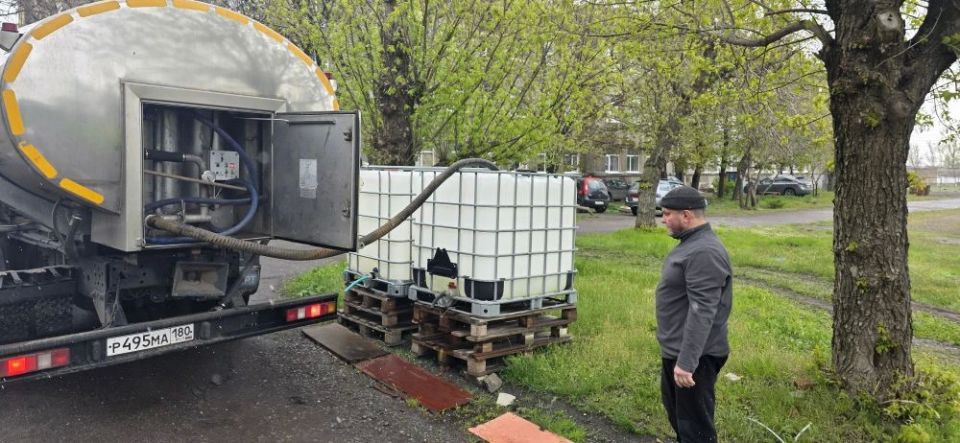 Депутат Торезского городского совета Андрей Федченко проконтролировал подвоз воды в ранее установленные ёмкости по адресу: пр. Гагарина, д. 157