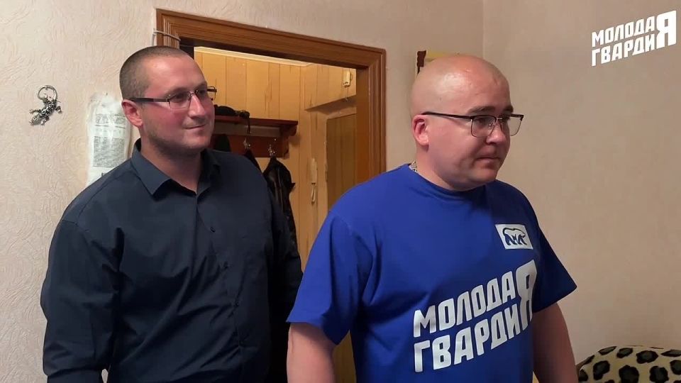 Командой «Молодой Гвардии» совместно с начальником штаба ЮнАрмии г. Мариуполь Вагнером Вадимом поздравили жительницу блокадного Ленинграда Шемякину Галину Дмитриевну с Днём основания Санкт-Петербурга — города мужества, силы...