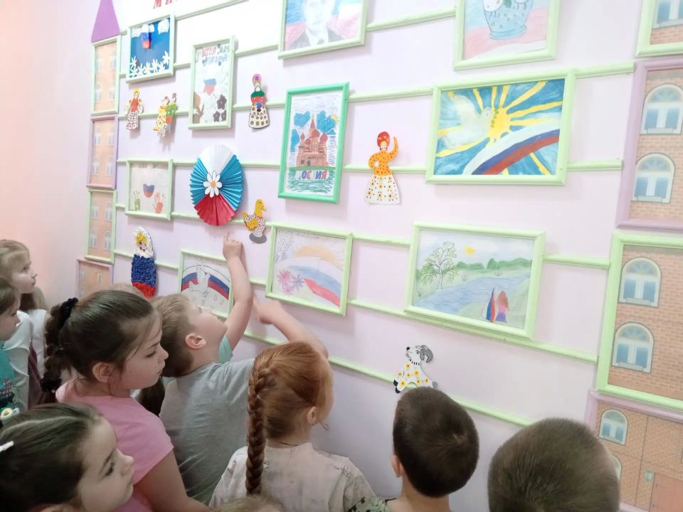 В детском саду № 4 «Светлячок» состоялось открытие выставки творческих работ воспитанников «Моя Россия» В детском саду № 4 «Светлячок» состоялось открытие выставки творческих работ воспитанников «Моя Россия»