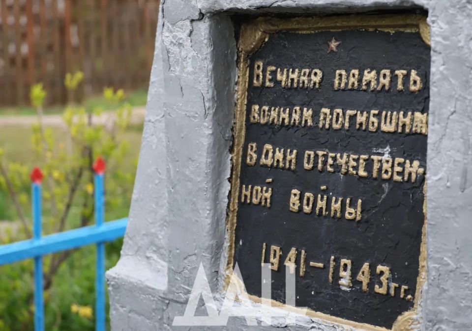 Обелиск на братской могиле советских воинов Обелиск на братской могиле советских воинов