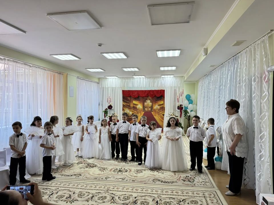 В Мангушском округе продолжаются тёплые и трогательные выпускные балы! В Мангушском округе продолжаются тёплые и трогательные выпускные балы!
