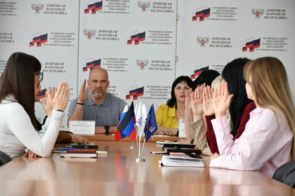 В Дебальцево прошёл Политсовет местного отделения «Единой России» В Дебальцево прошёл Политсовет местного отделения «Единой России»