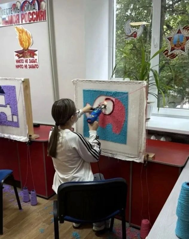 «Узелок на память»: ветеран из ДНР Виталий Приходько обучает детей искусству ковроткачества «Узелок на память»: ветеран из ДНР Виталий Приходько обучает детей искусству ковроткачества