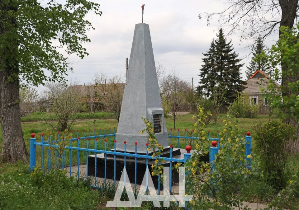 Обелиск на братской могиле советских воинов Обелиск на братской могиле советских воинов