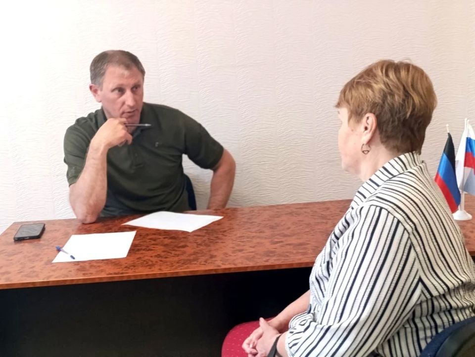 Александр Шатов провел прием жителей Ждановки в общественной приемной «Единой России» Александр Шатов провел прием жителей Ждановки в общественной приемной «Единой России»