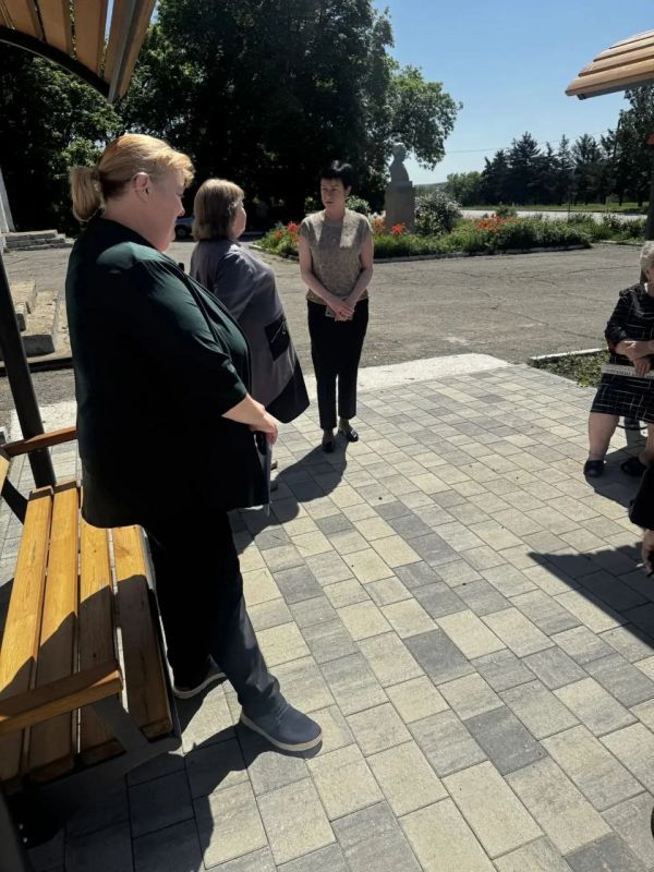 Заместитель Главы Администрации Тельмановского округа провела встречу с жителями села Первомайское, в ходе которой отвечала и разъясняла на интересующие вопросы жителей Заместитель Главы Администрации Тельмановского округа провела встречу с жителями села Первомайское, в ходе которой отвечала и разъясняла на интересующие вопросы жителей