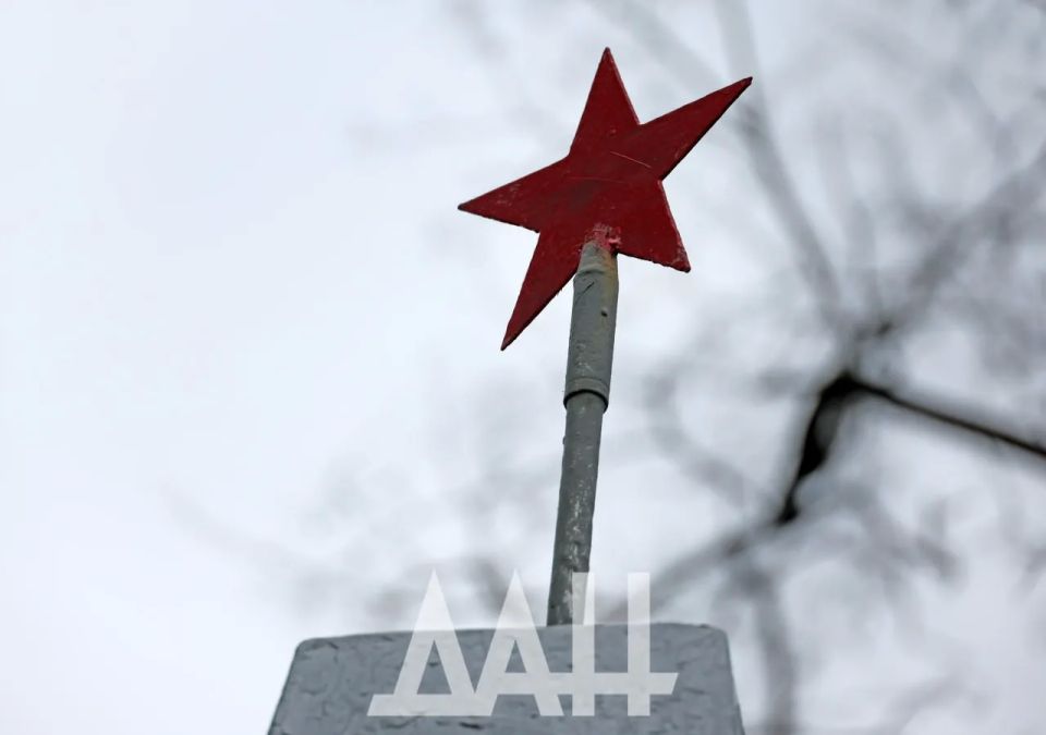 Обелиск на братской могиле советских воинов Обелиск на братской могиле советских воинов