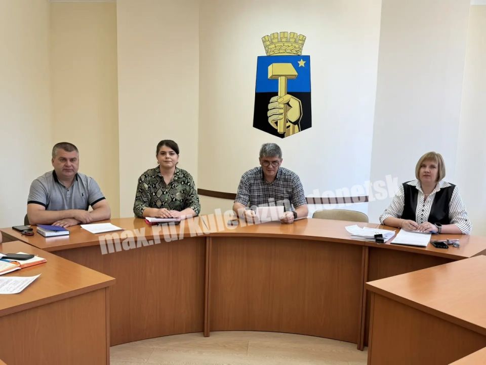 Сегодня заместитель главы администрации г.о. Донецк провел очередное заседание Тарифной комиссии по регулированию тарифов на услуги и работы, предоставляемые и выполняемые муниципальными предприятиями и учреждениями г. о....