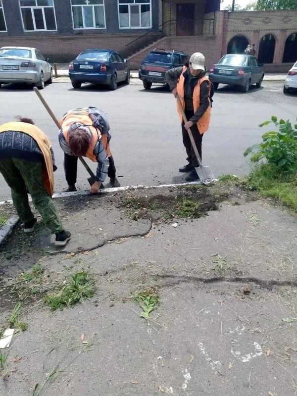 Коммунальщики Снежного продолжают благоустраивать территории общего пользования Коммунальщики Снежного продолжают благоустраивать территории общего пользования