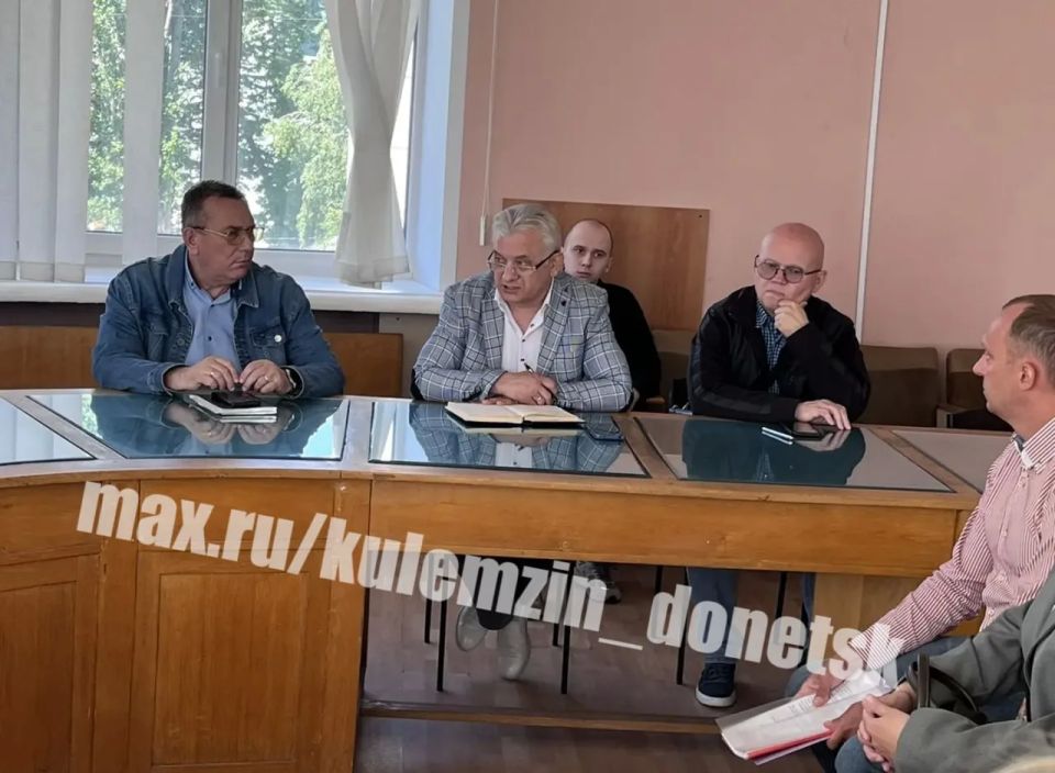 Сегодня заместитель главы администрации городского округа Донецк провёл приём граждан в общественной приёмной Донецкого городского местного отделения партии «Единая Россия» Сегодня заместитель главы администрации городского округа Донецк провёл приём граждан в общественной приёмной Донецкого городского местного отделения партии «Единая Россия»