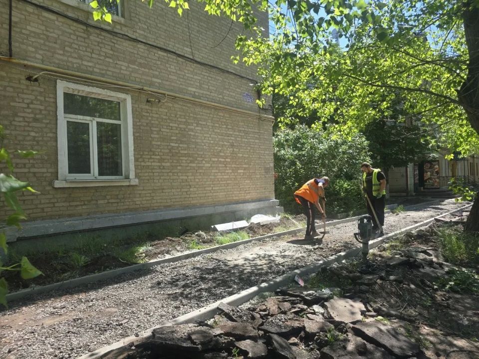 В Докучаевске приводят в порядок дороги и пешеходные зоны