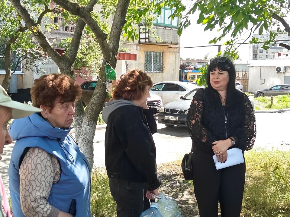 В Снежном жители улицы Советской обсудили насущные вопросы с представителем администрации В Снежном жители улицы Советской обсудили насущные вопросы с представителем администрации