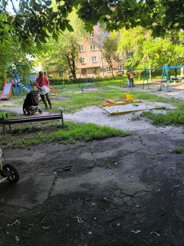 Елена Рязанцева: 28.05.2026 силами участка № 8 по Пролетарскому району Донецкого Филиала Единого Регионального Фонда по управлению МКД произведены следующие виды работ: Елена Рязанцева: 28.05.2026 силами участка № 8 по Пролетарскому району Донецкого Филиала Единого Регионального Фонда по управлению МКД произведены следующие виды работ: