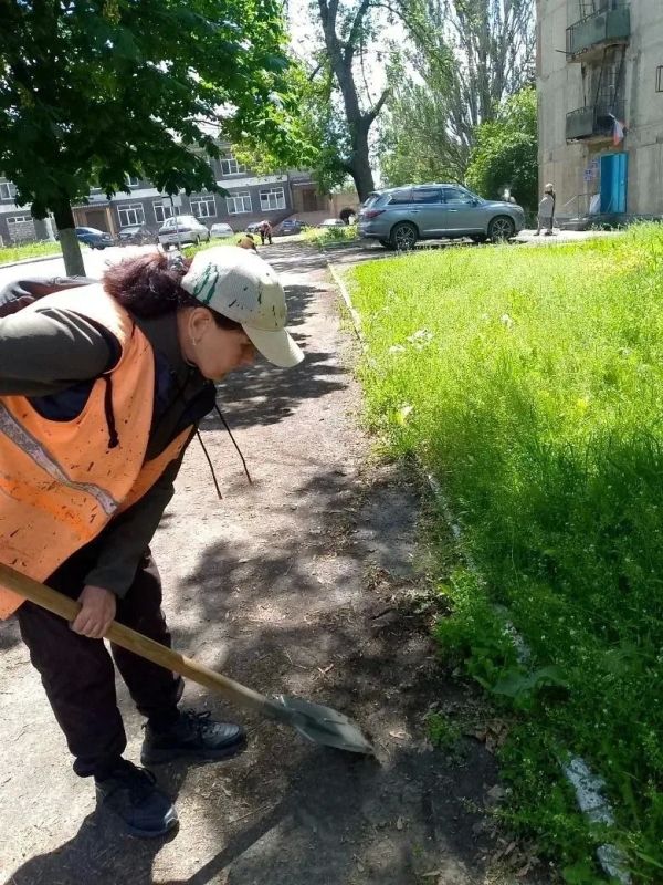 Коммунальщики Снежного продолжают благоустраивать территории общего пользования Коммунальщики Снежного продолжают благоустраивать территории общего пользования