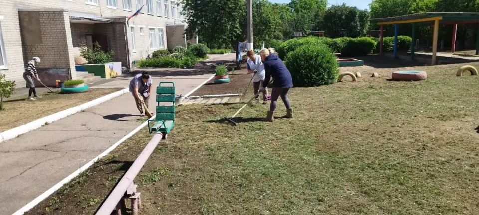 Сегодня, 28 мая, в рамках проекта Единой России «Городская среда», предприятия, учреждения, организации г. Моспино приняли активное участие в еженедельной акции "Чистый четверг" Сегодня, 28 мая, в рамках проекта Единой России «Городская среда», предприятия, учреждения, организации г. Моспино приняли активное участие в еженедельной акции "Чистый четверг"