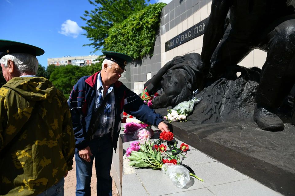 Сегодня возложила цветы к Памятнику погибшим воинам-интернационалистам Сегодня возложила цветы к Памятнику погибшим воинам-интернационалистам