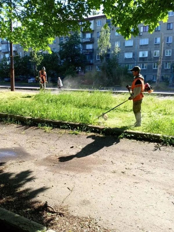 Коммунальщики Снежного продолжают благоустраивать территории общего пользования Коммунальщики Снежного продолжают благоустраивать территории общего пользования