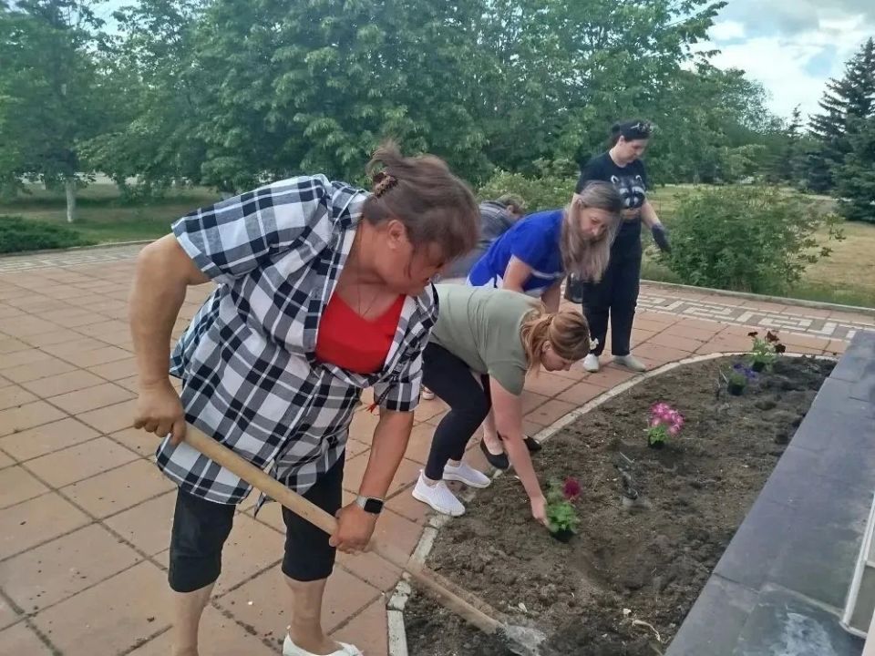 Партийцы Мангушского муниципального округа продолжают участвовать в федеральной кампании «Маленькие добрые дела» Партийцы Мангушского муниципального округа продолжают участвовать в федеральной кампании «Маленькие добрые дела»