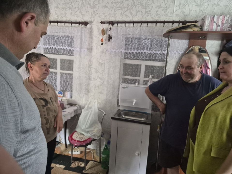 Таймураз Арсоев: В рамках всероссийской акции добрых дел партии «Единая Россия» мы, совместно с начальником отдела опеки и попечительства администрации Натальей Беспалько, побывали в гостях у семьи из Волновахи, где... Таймураз Арсоев: В рамках всероссийской акции добрых дел партии «Единая Россия» мы, совместно с начальником отдела опеки и попечительства администрации Натальей Беспалько, побывали в гостях у семьи из Волновахи, где...