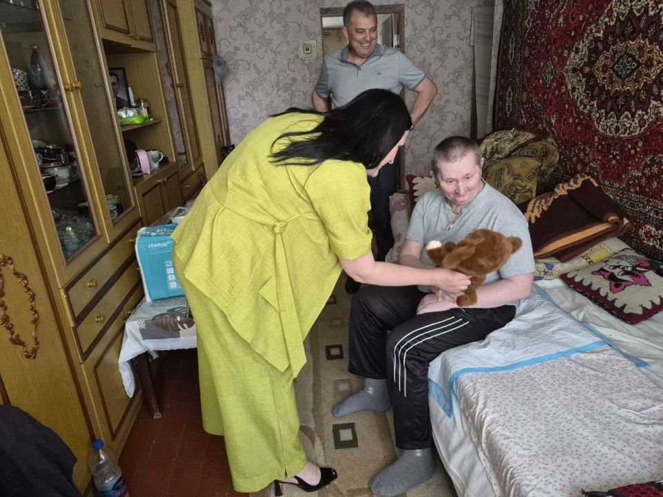 Таймураз Арсоев: В рамках всероссийской акции добрых дел партии «Единая Россия» мы, совместно с начальником отдела опеки и попечительства администрации Натальей Беспалько, побывали в гостях у семьи из Волновахи, где... Таймураз Арсоев: В рамках всероссийской акции добрых дел партии «Единая Россия» мы, совместно с начальником отдела опеки и попечительства администрации Натальей Беспалько, побывали в гостях у семьи из Волновахи, где...
