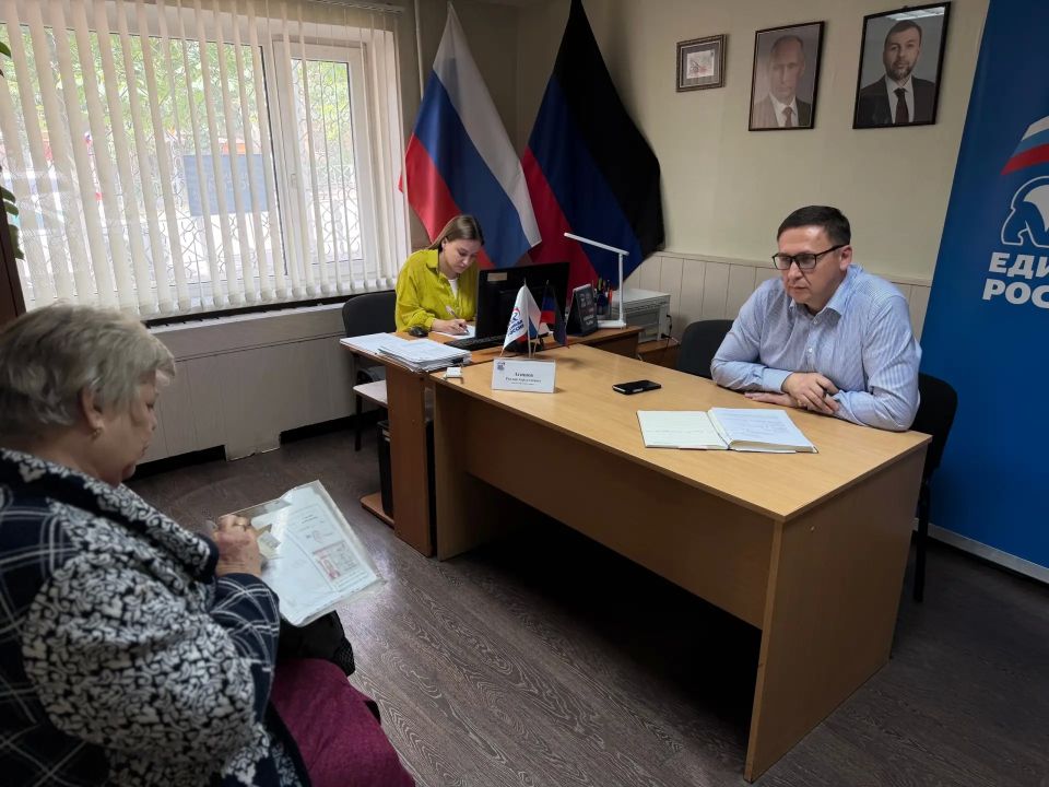 В общественной приёмной партии "Единая Россия" в городе Снежное прошёл приём граждан депутатом фракции партии "Единая Россия" Снежнянского городского совета Агишевым Русланом
