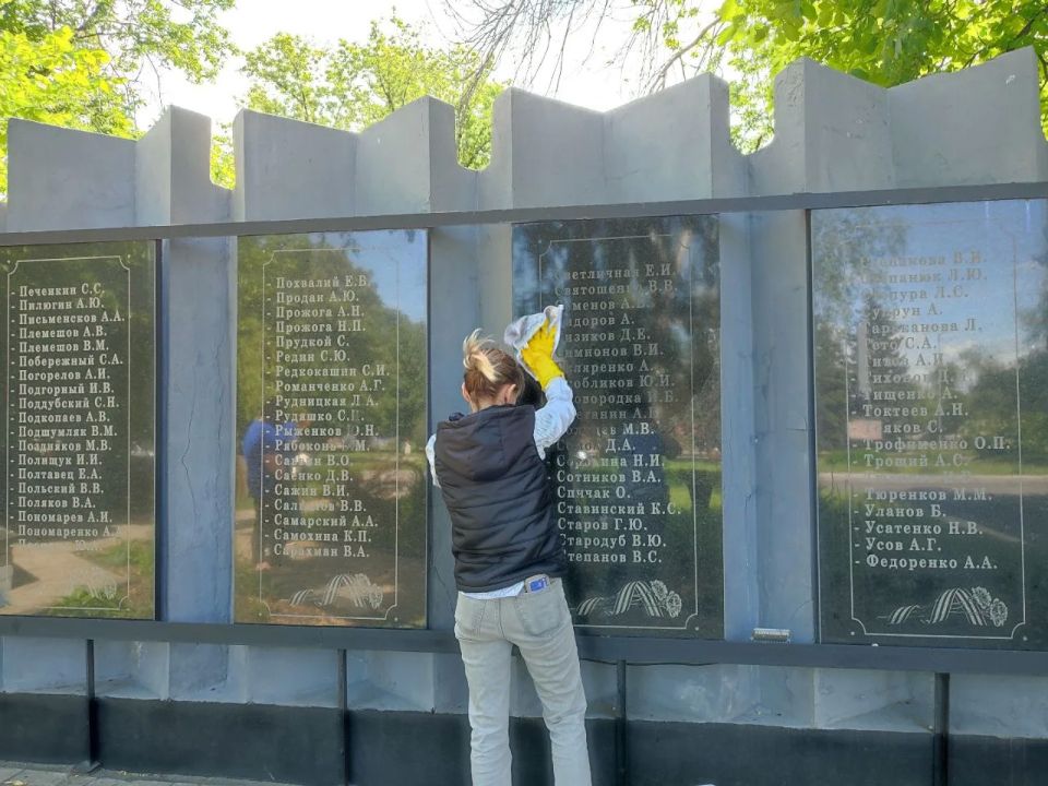 В рамках акции «Маленькие добрые дела» сотрудники отдела физической культуры, спорта и туризма администрации городского округа Дебальцево совместно с МБУ ДО Спортивная школа г. о. Дебальцево провели субботник на территории... В рамках акции «Маленькие добрые дела» сотрудники отдела физической культуры, спорта и туризма администрации городского округа Дебальцево совместно с МБУ ДО Спортивная школа г. о. Дебальцево провели субботник на территории...