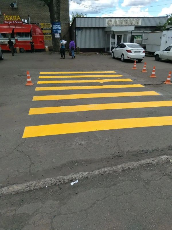 В Снежном продолжают обновлять дорожную инфраструктуру В Снежном продолжают обновлять дорожную инфраструктуру