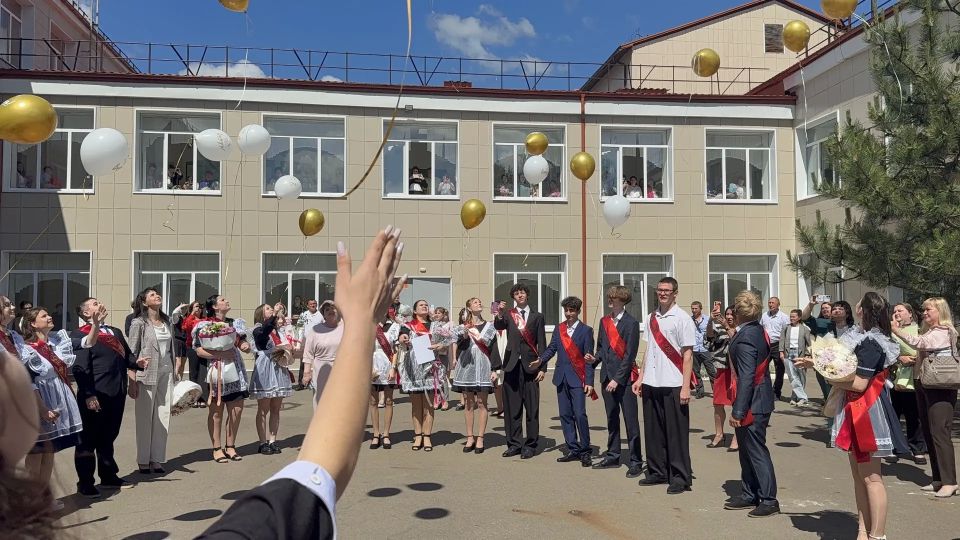 Последний звонок — начало большого пути! Последний звонок — начало большого пути!