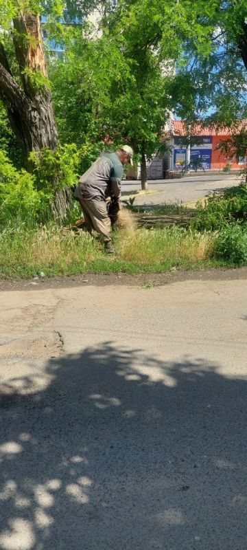 Рабочие зеленого строительства продолжают ликвидацию последствий шторма Рабочие зеленого строительства продолжают ликвидацию последствий шторма