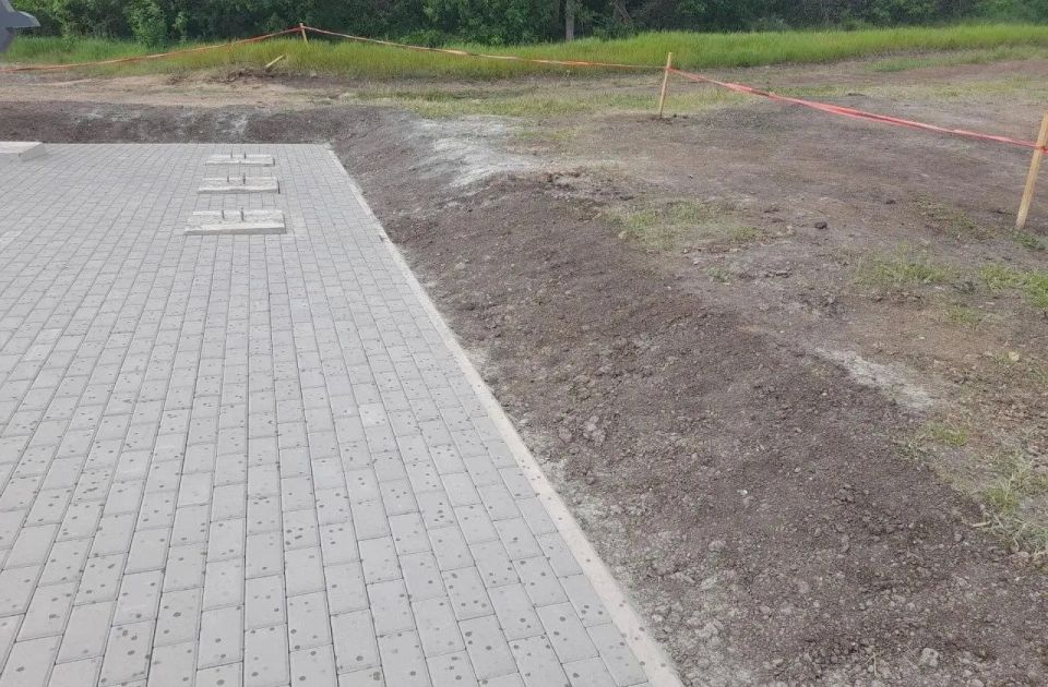 Рабочие из Хабаровского края благоустроили территорию около новой стелы в Дебальцево Рабочие из Хабаровского края благоустроили территорию около новой стелы в Дебальцево