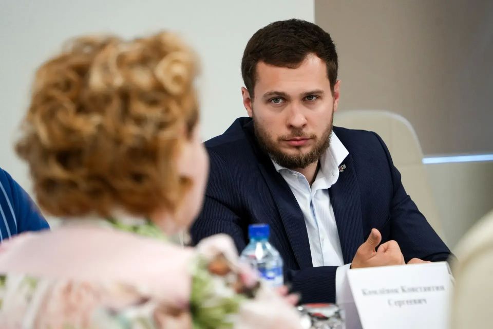 Вице-премьер Кирилл Макаров совместно с советником Главы Республики Константином Комлёнком посетили центр «Мой бизнес» в Донецке