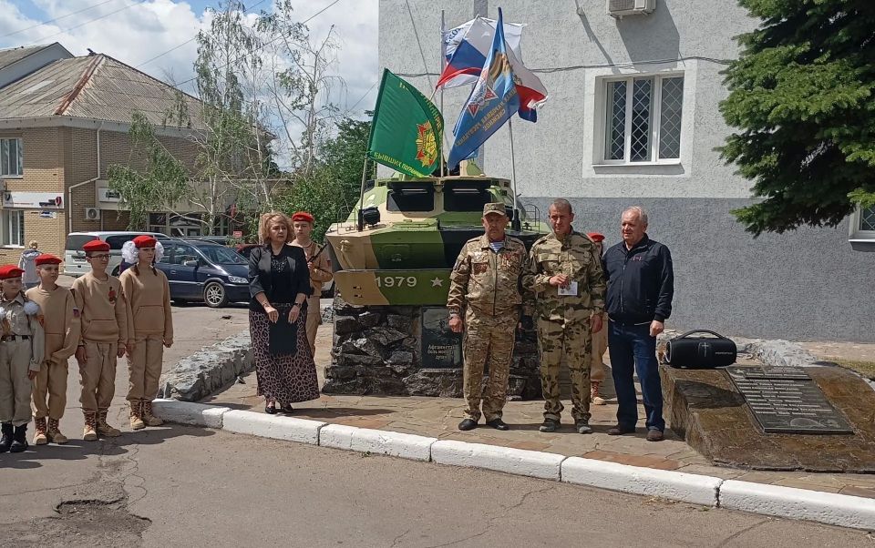 В Снежном отметили День пограничника В Снежном отметили День пограничника