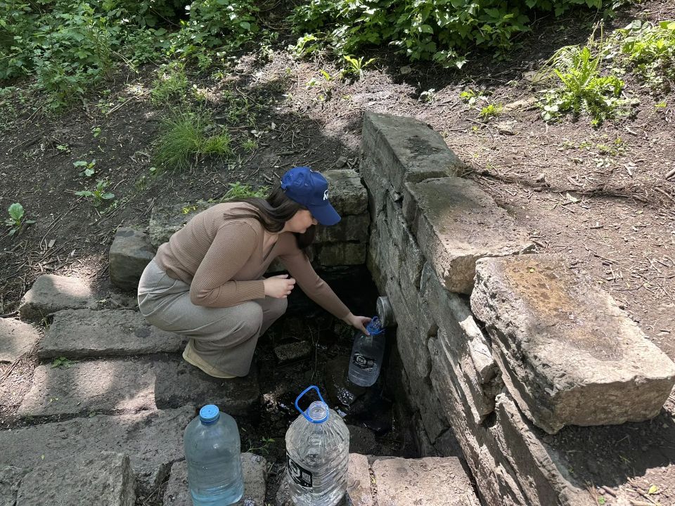 В рамках федеральной компании "Маленькие добрые дела" члены партии "Единая Россия" МБУДО «Дебальцевская детская школа искусств» оказали помощь пожилой женщине В рамках федеральной компании "Маленькие добрые дела" члены партии "Единая Россия" МБУДО «Дебальцевская детская школа искусств» оказали помощь пожилой женщине
