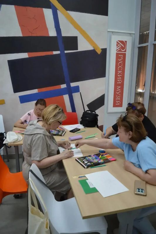 Для пожилых мариупольцев организовали посещение художественной выставки Для пожилых мариупольцев организовали посещение художественной выставки