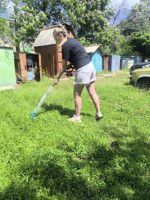 В рамках федеральной компании "Маленькие добрые дела" члены партии "Единая Россия" ГБУСО "Центр социального обслуживания населения города Дебальцево" оказали помощь пожилым людям по покосу травы на придомовых территориях В рамках федеральной компании "Маленькие добрые дела" члены партии "Единая Россия" ГБУСО "Центр социального обслуживания населения города Дебальцево" оказали помощь пожилым людям по покосу травы на придомовых территориях